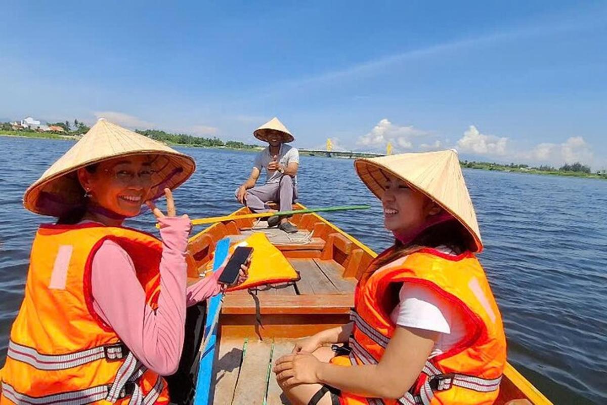 due donne con cappelli su una barca in acqua