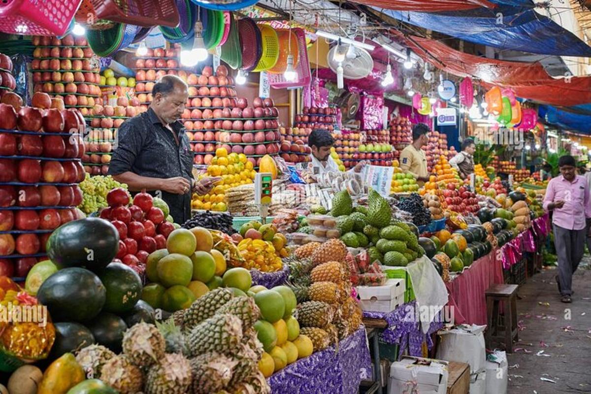 un mercato con un mucchio di frutta e verdura