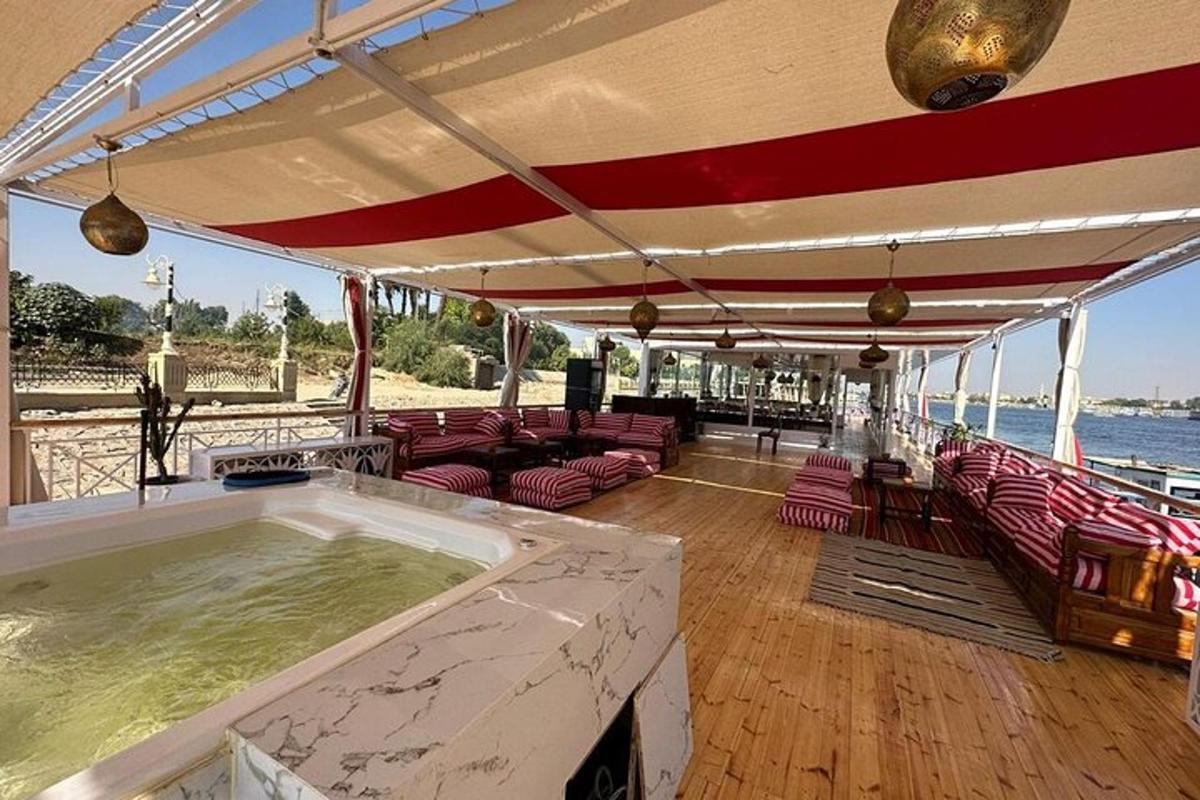 een hottub op het dek van een cruiseschip