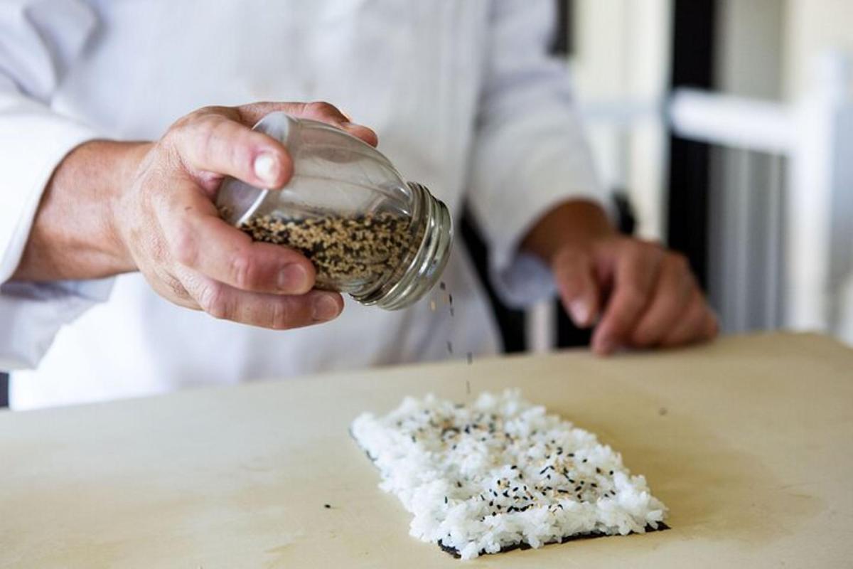 一个人在桌子上拿着一罐米