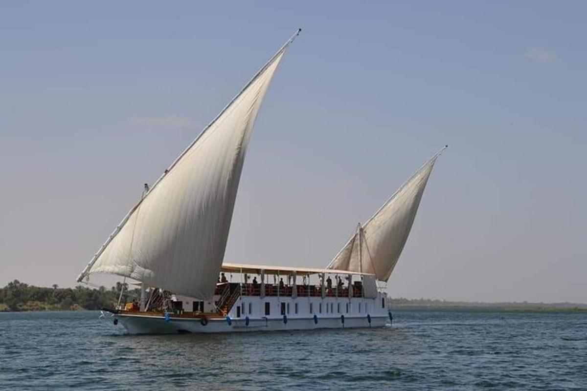 ein Boot mit zwei großen Segeln auf dem Wasser