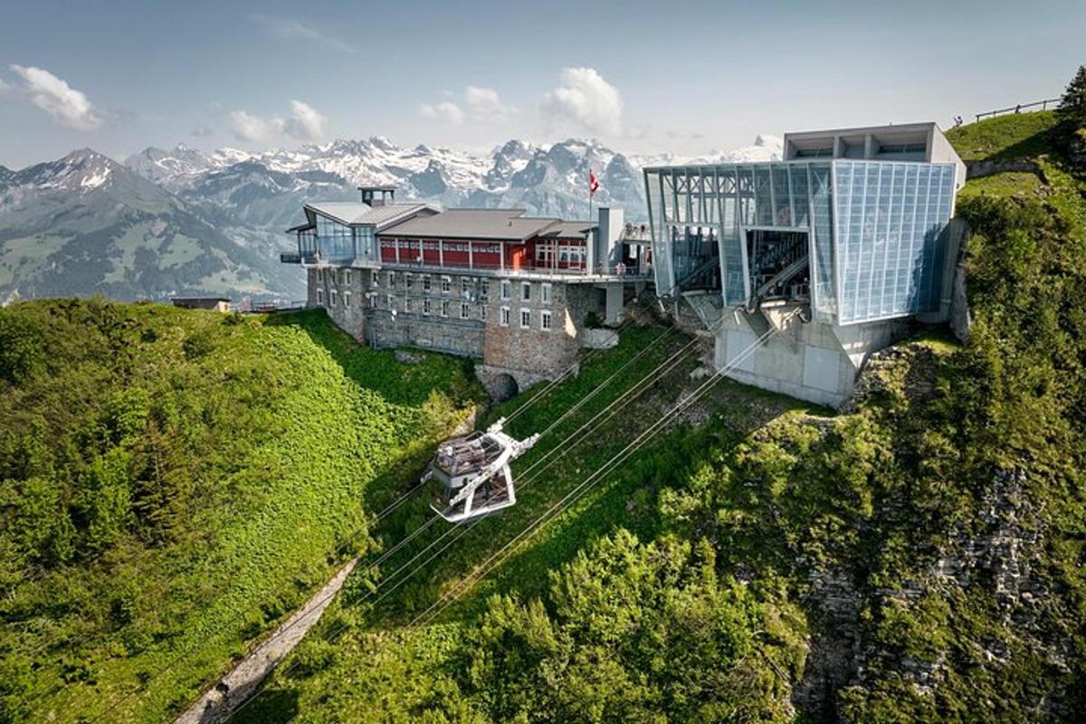 vista aèria d'un edifici dalt d'un turó