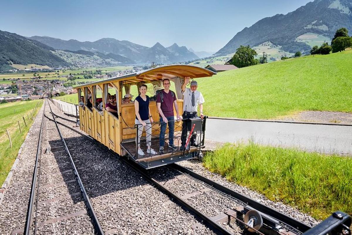 skupina lidí stojících v malém vlaku