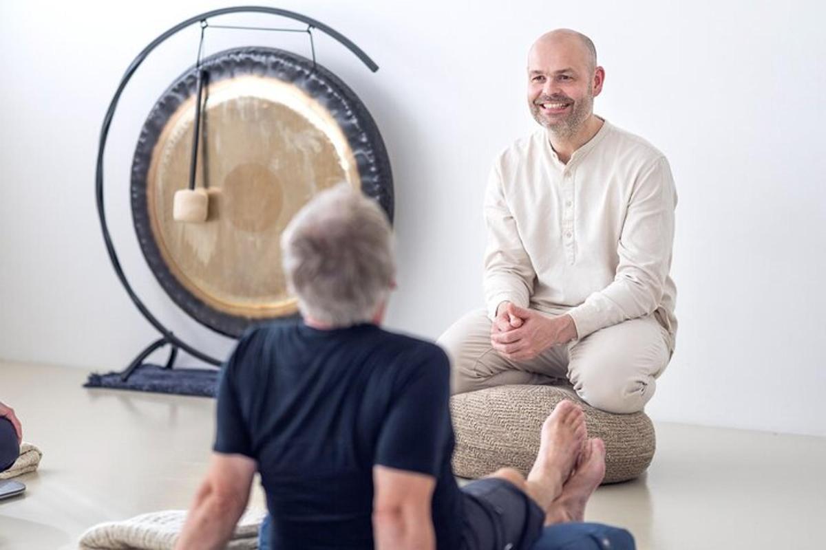 un uomo seduto in una sala di meditazione con una donna