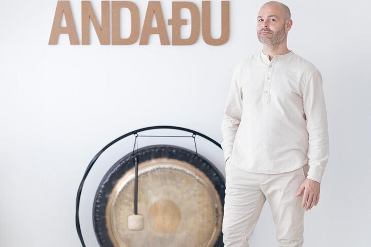 un uomo in piedi davanti a un gong