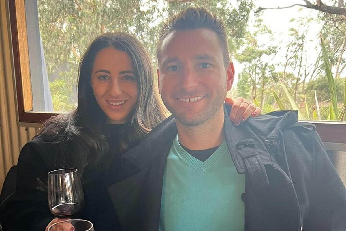 um homem e uma mulher segurando uma taça de vinho