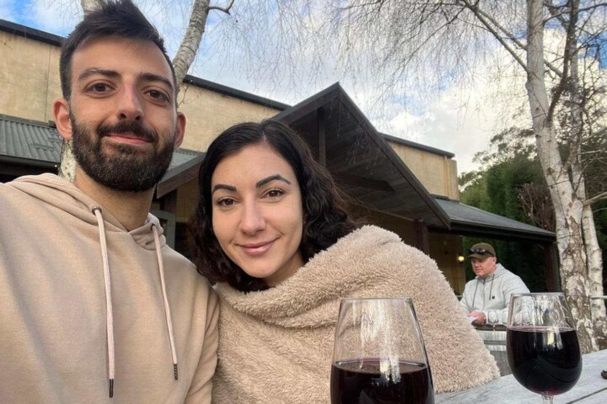 um homem e uma mulher segurando taças de vinho