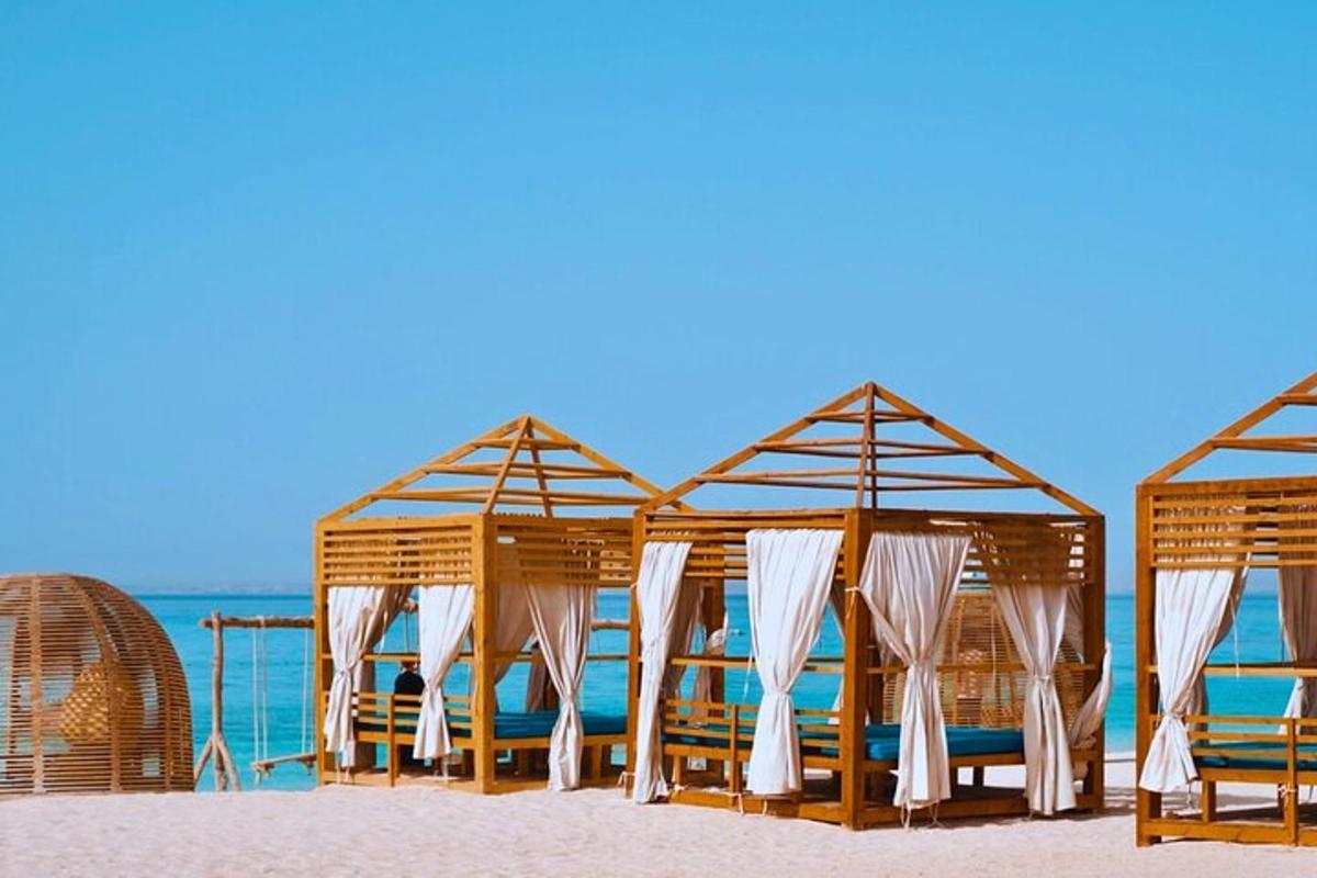 um grupo de gazebos na praia