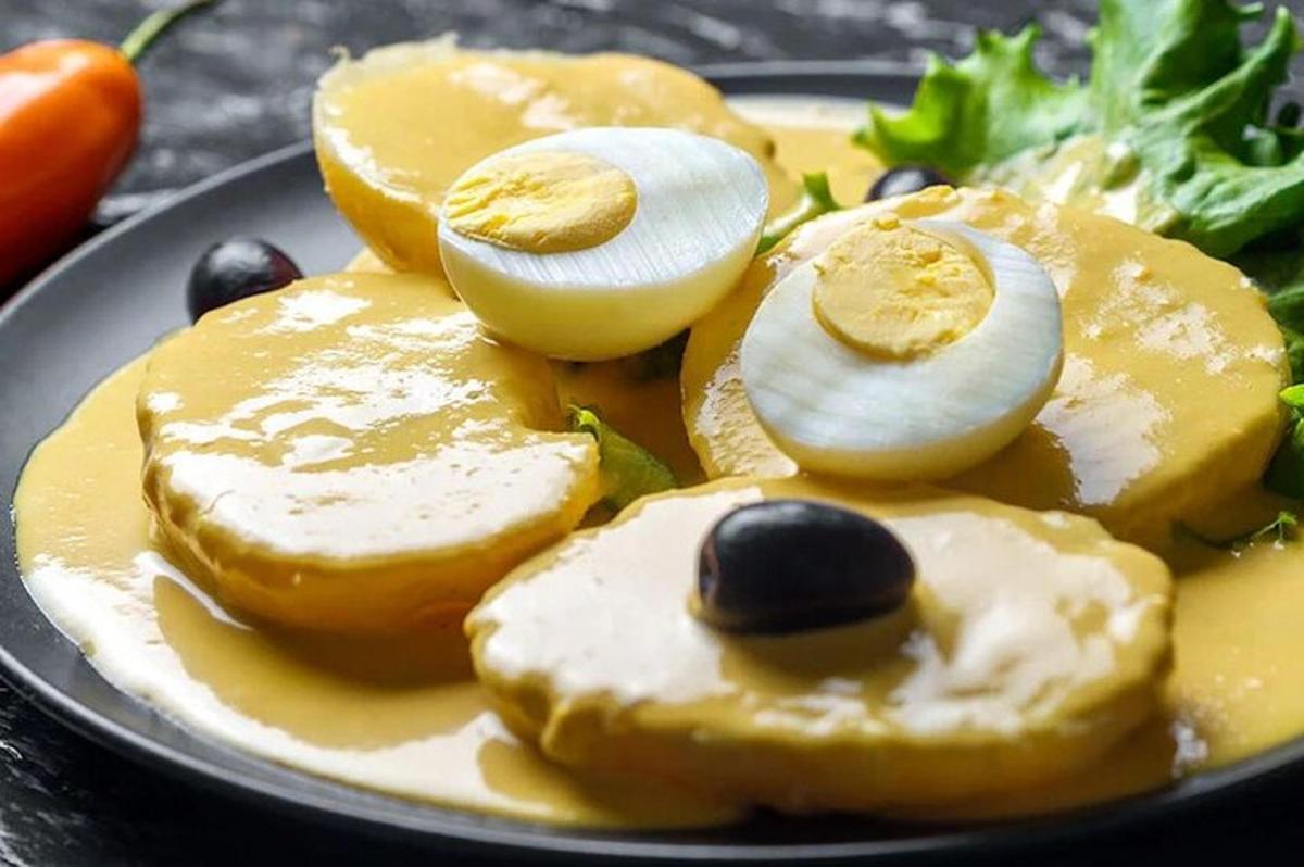 egy tányér étel gyümölccsel és zöldséggel az asztalon