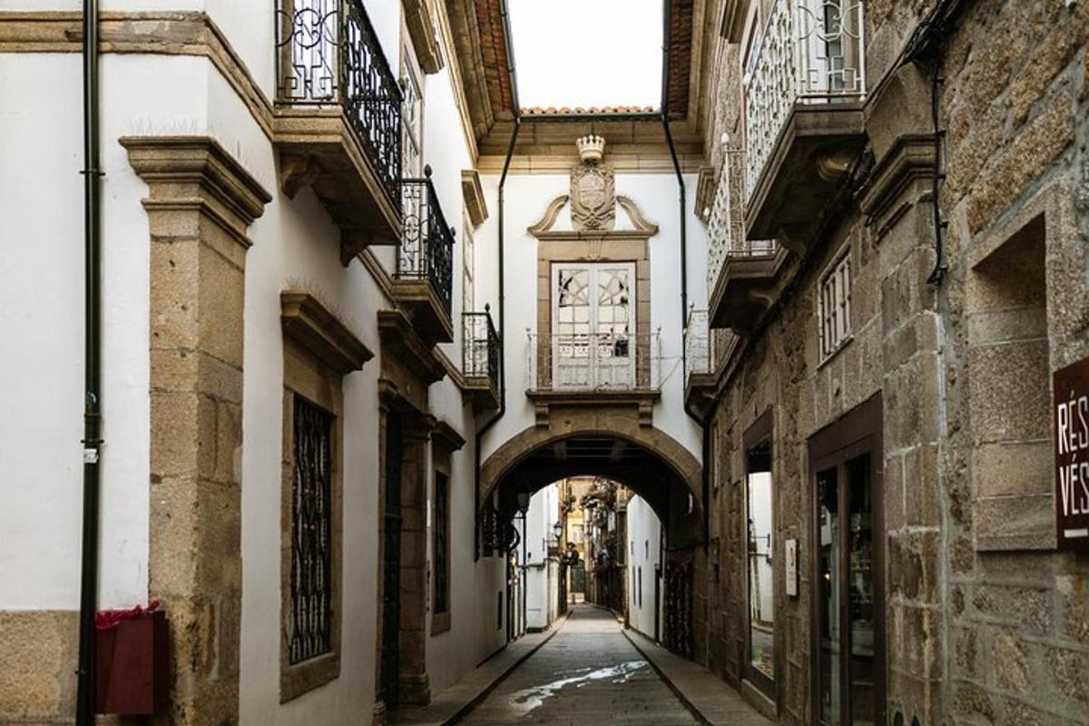 an alley with an archway between two buildings