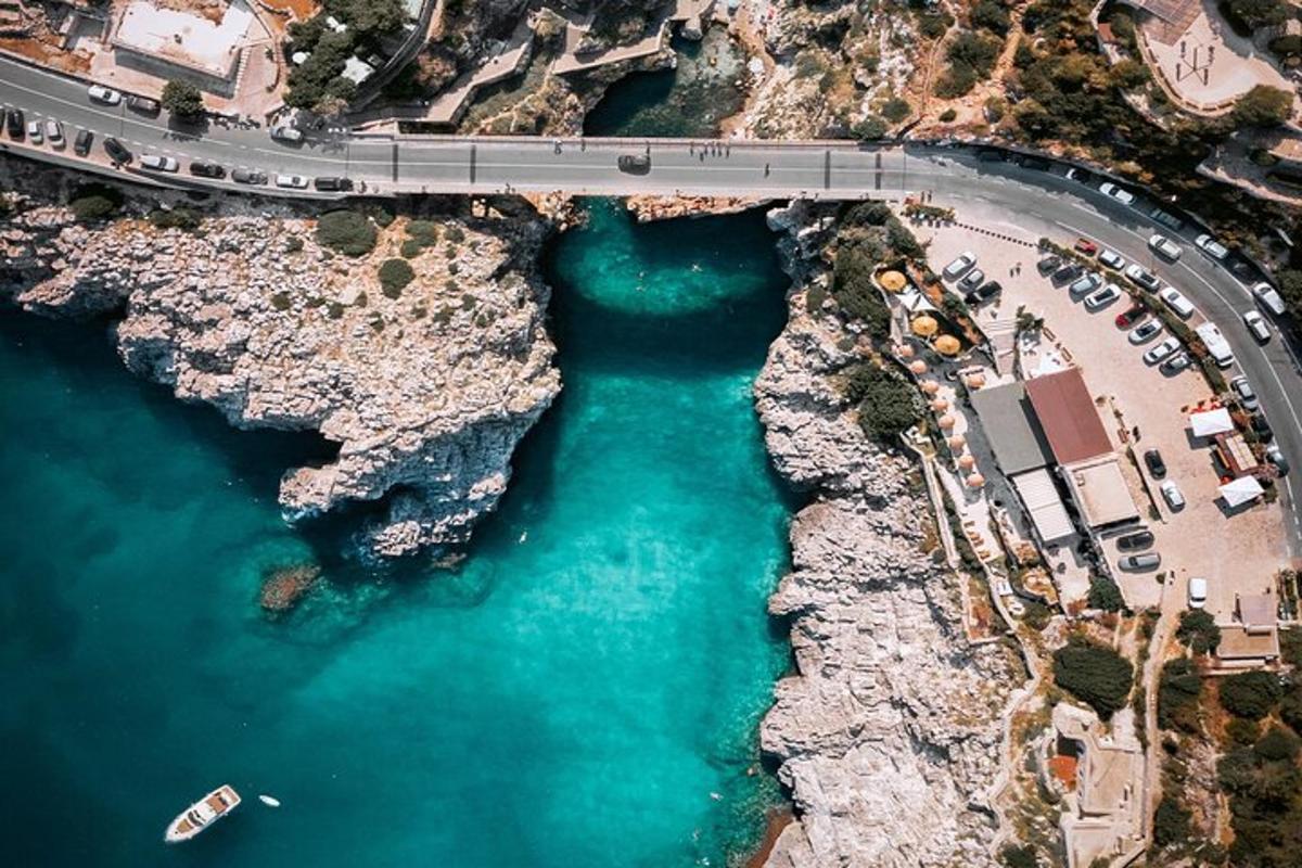 una vista aerea di un ponte sopra uno specchio d'acqua