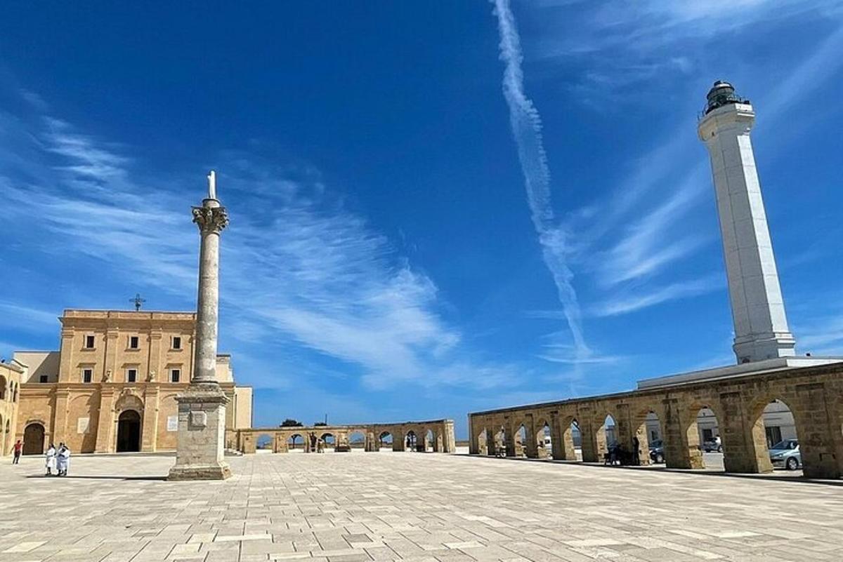 un grande edificio con due torri di fronte