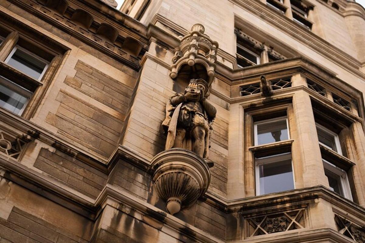 una statua sul lato di un edificio