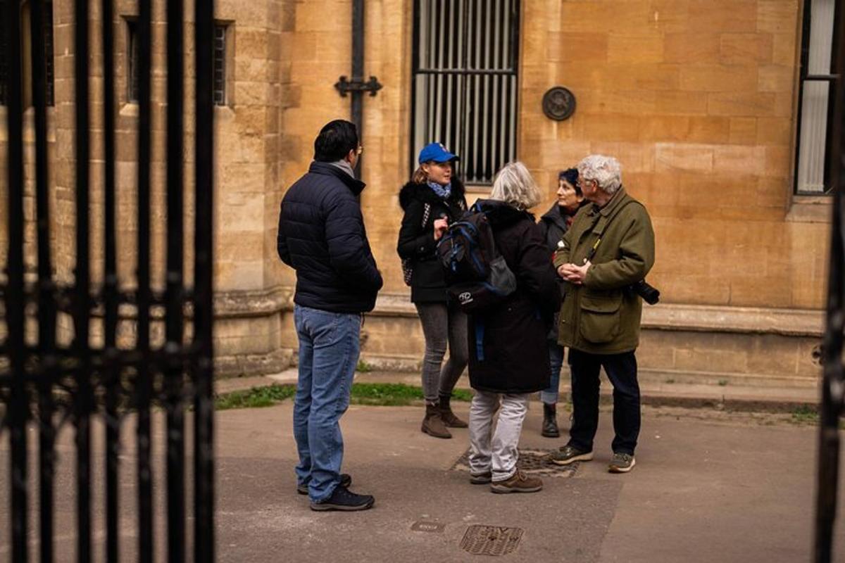 un gruppo di persone in piedi davanti a un edificio