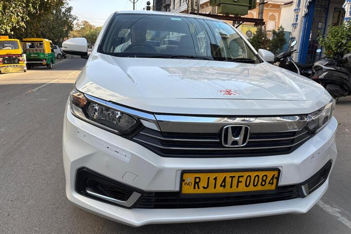 biele auto je zaparkované na mestskej ulici