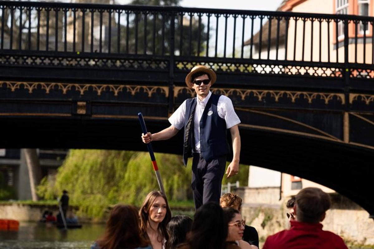 un uomo in giacca e cravatta che cammina sotto un ponte