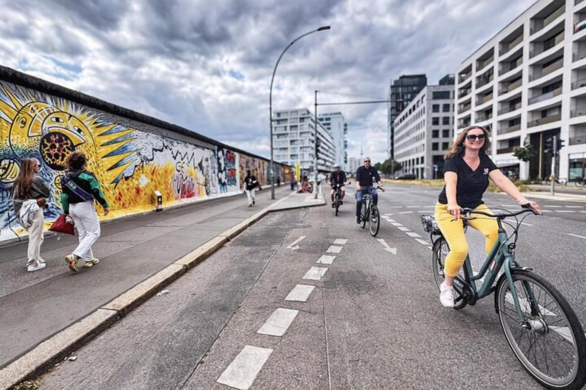 una donna in bicicletta su una strada cittadina