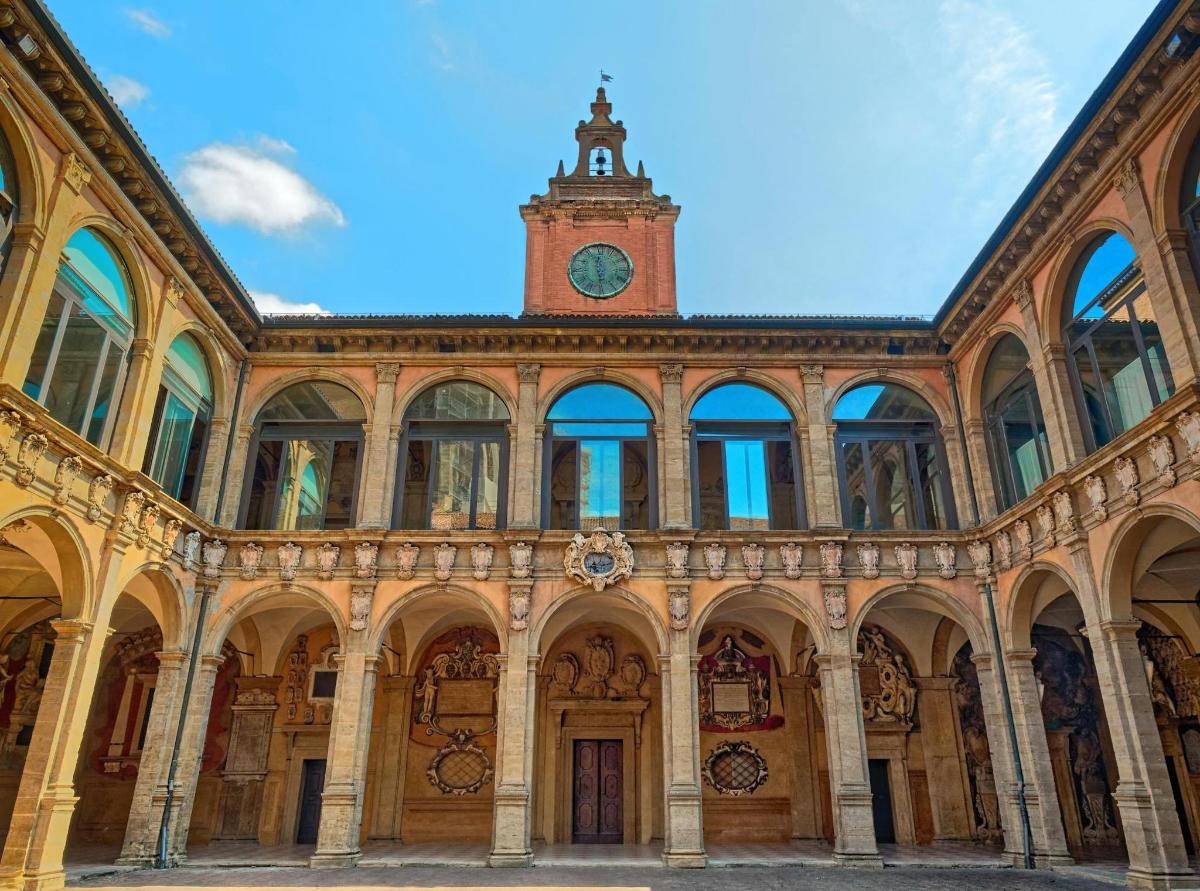 un edificio con una torre dell'orologio in cima
