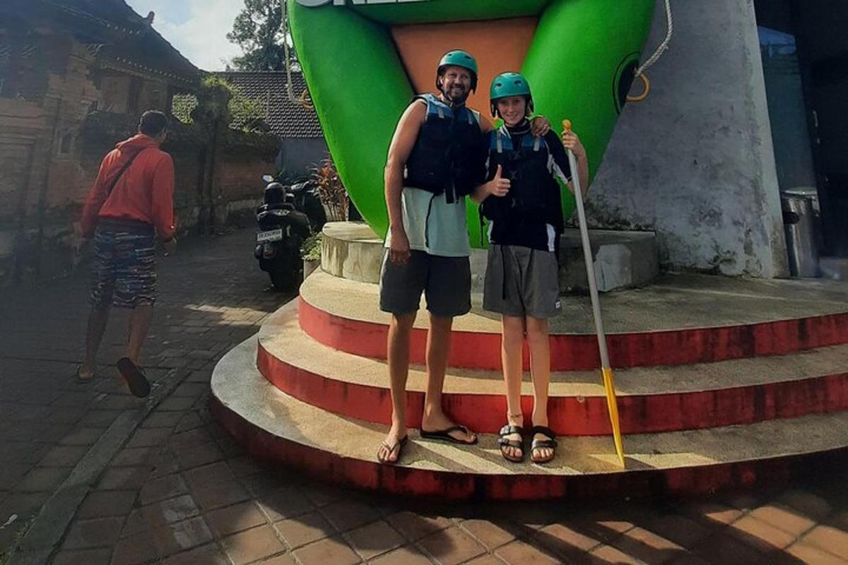 seorang lelaki dan seorang wanita berdiri di atas beberapa anak tangga