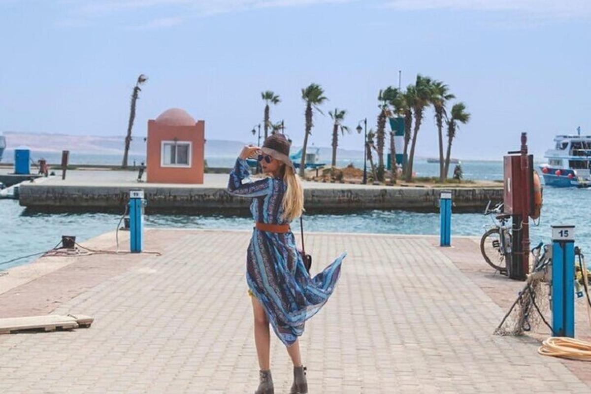 μια γυναίκα με φόρεμα που μιλάει στο κινητό