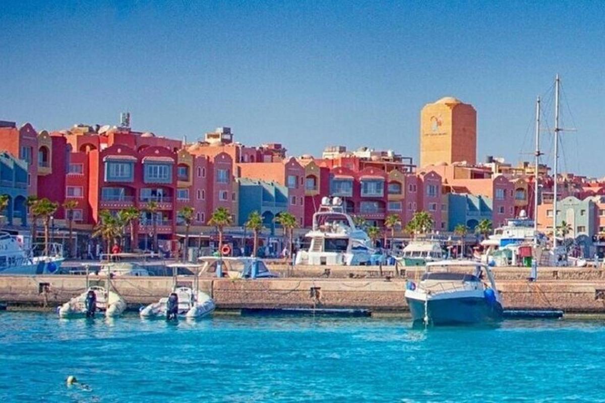 μια ομάδα σκαφών που δένουν σε ένα λιμάνι με κτίρια