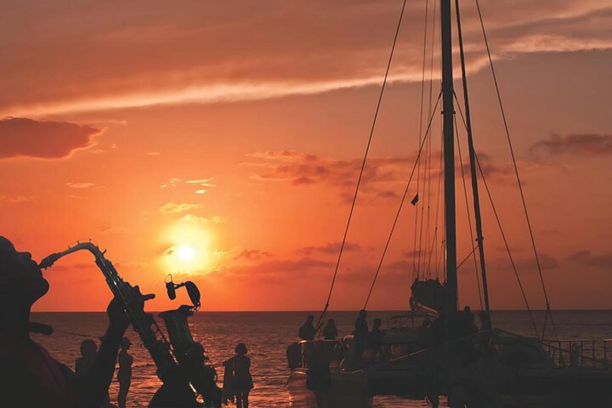 Un grupo de personas de pie en un barco al atardecer.