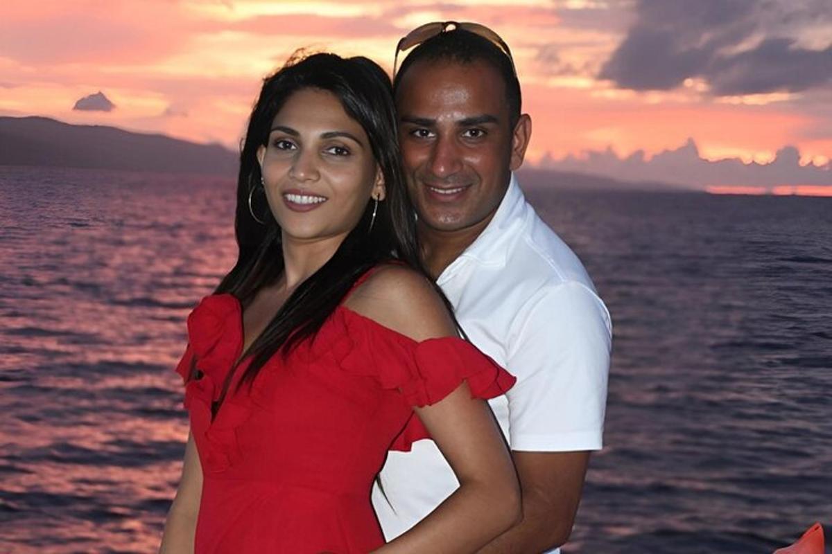 Un hombre y una mujer posando para una foto en un crucero.