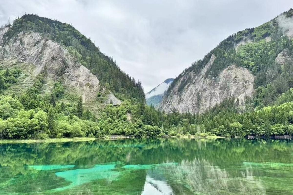 un lago in mezzo a una valle con montagne