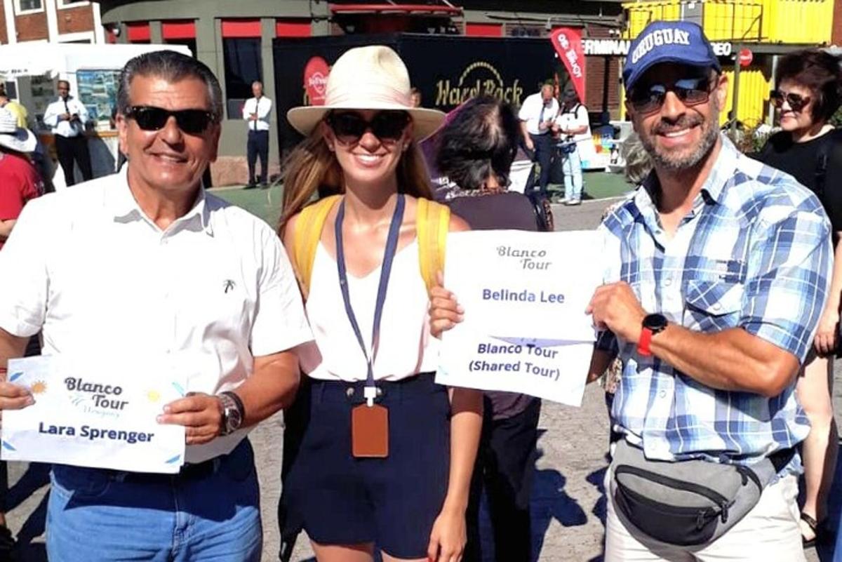 Un grupo de tres personas sosteniendo carteles