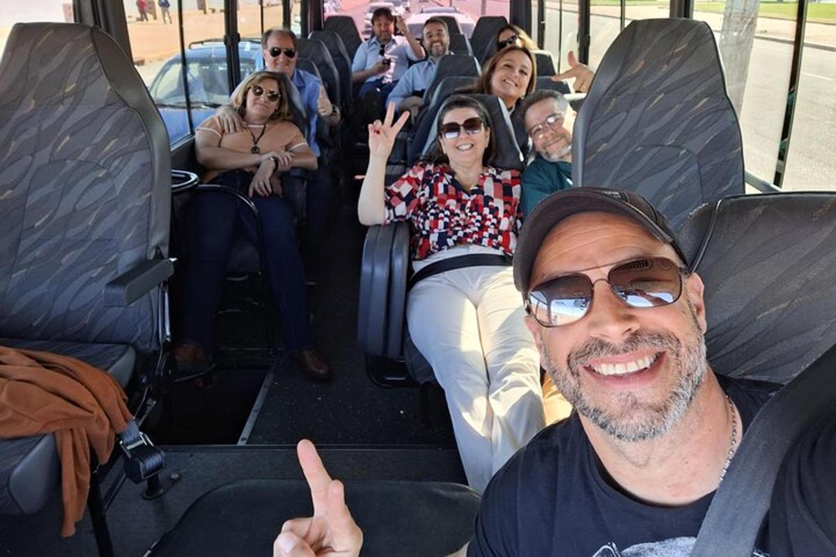 un grupo de personas viajando en un autobús