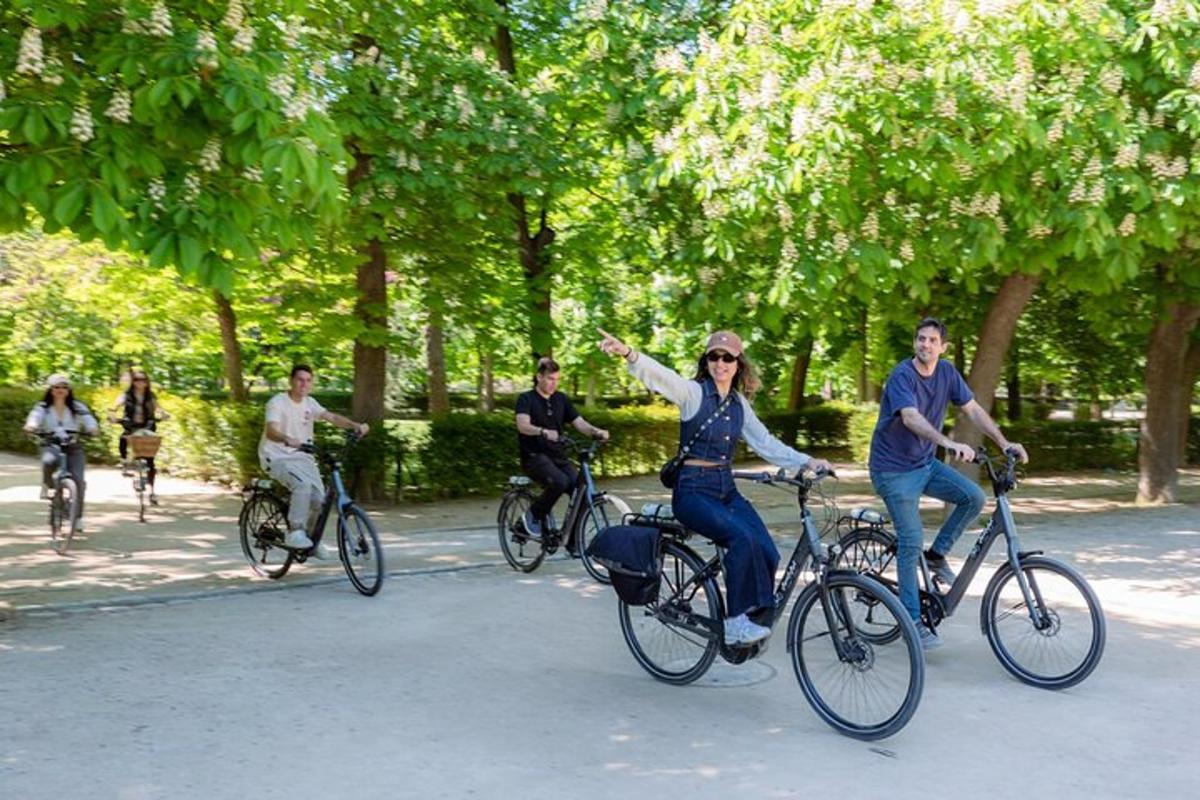 skupina lidí jezdících na kolech v parku