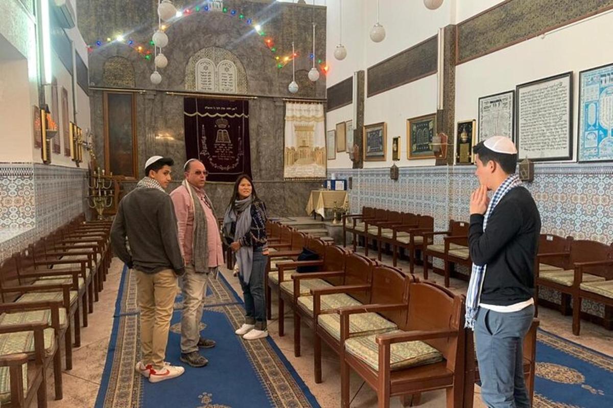 en grupp människor som står i en kyrka