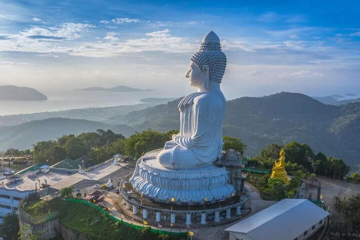 산 꼭대기에 있는 큰 부처상