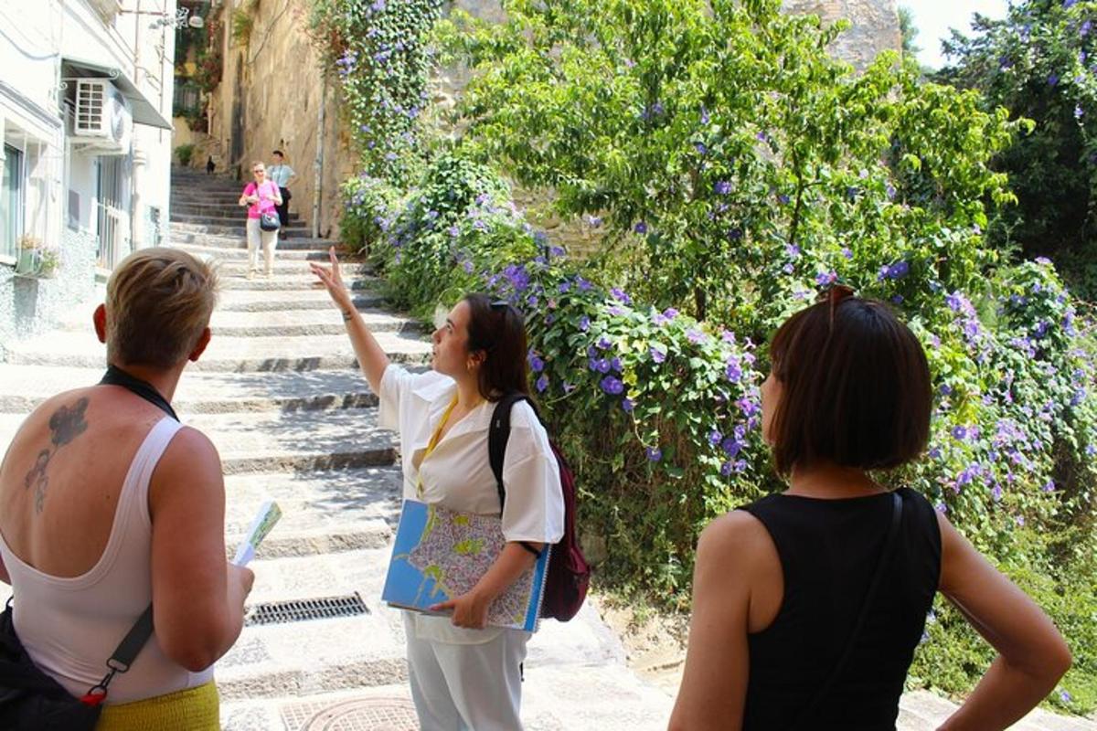 en gruppe mennesker, der står på gaden og kigger på en kvinde