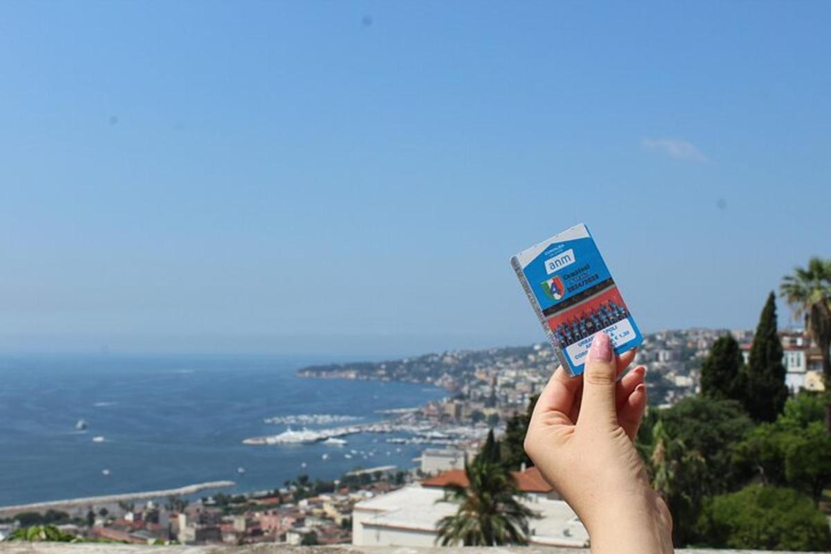 바다 앞에서 휴대폰을 들고 있는 사람