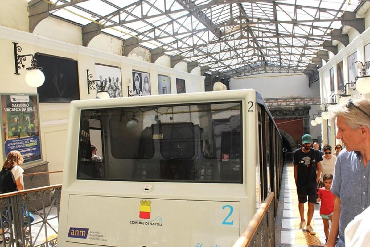 기차 옆에 서 있는 사람들의 그룹