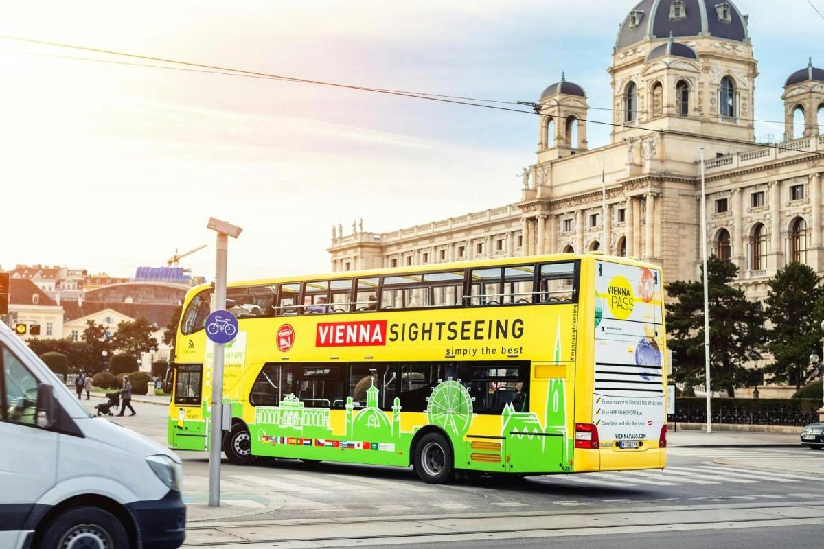 žlutý dvoupatrový autobus zaparkovaný před budovou