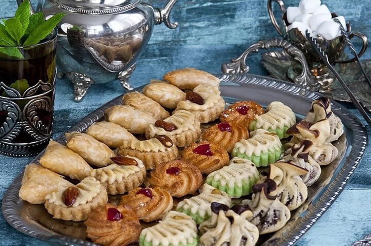 egy tálca péksütemények és sütik az asztalon