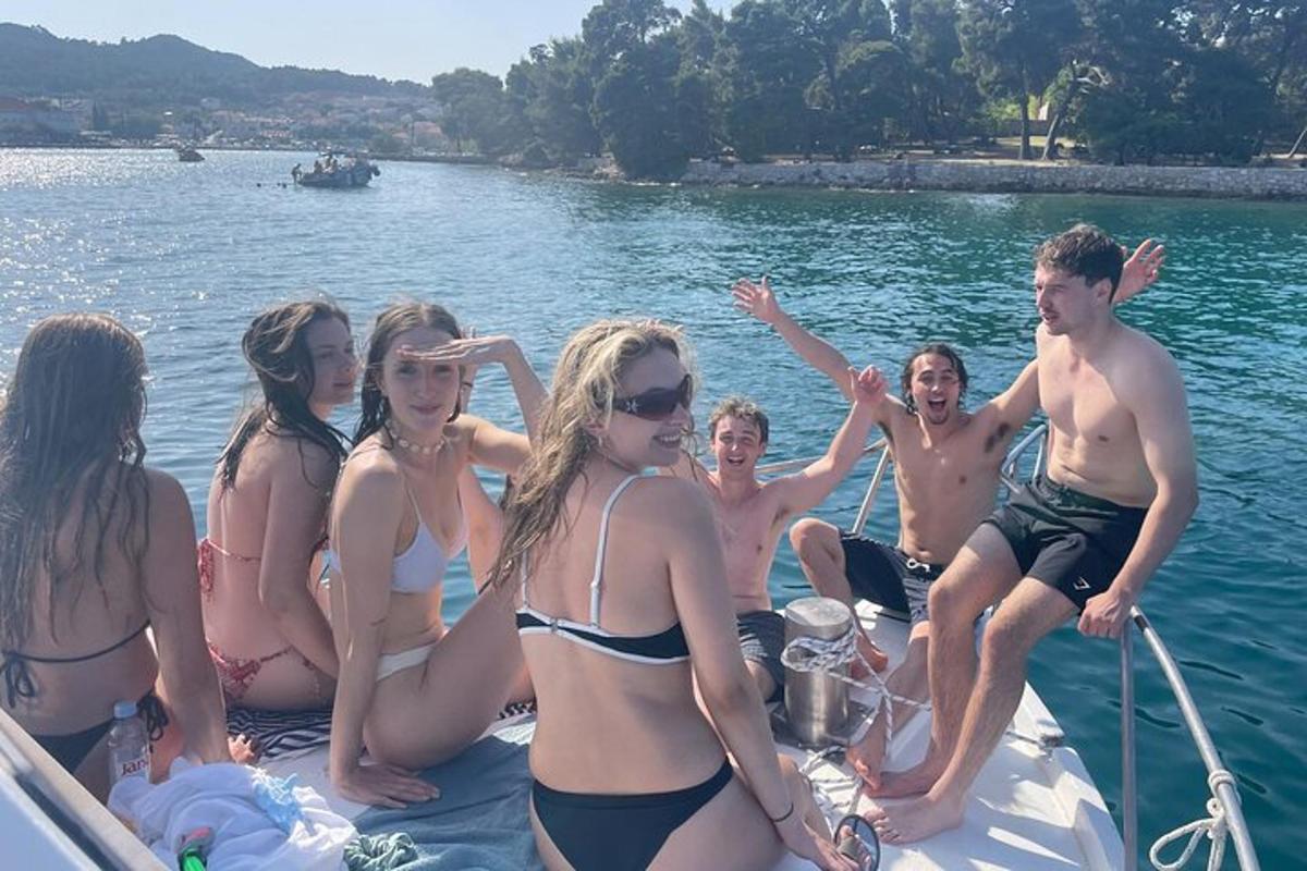 un gruppo di persone sedute su una barca in acqua