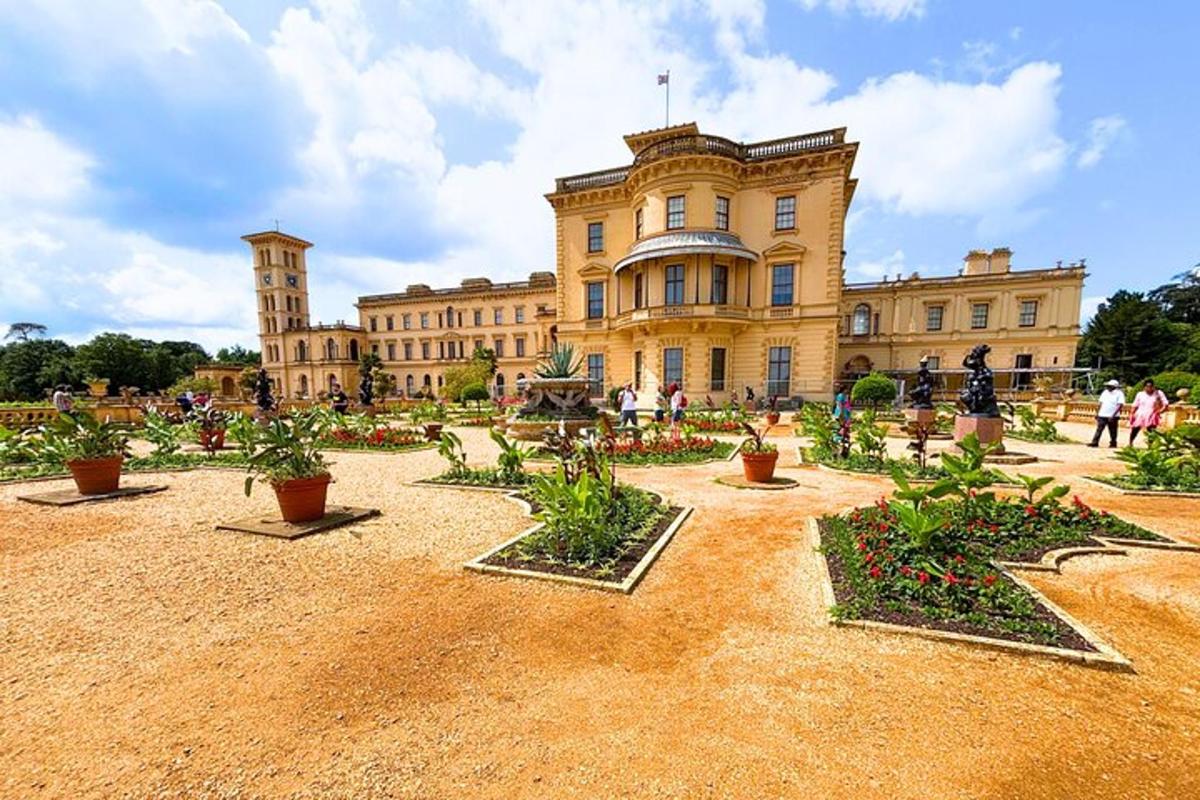 Un gran edificio con plantas delante.