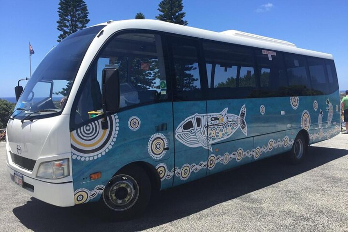 modrobiely autobus zaparkovaný na parkovisku