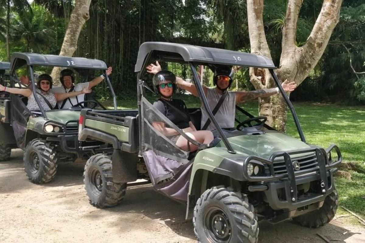 un grup de persones que condueixen quads