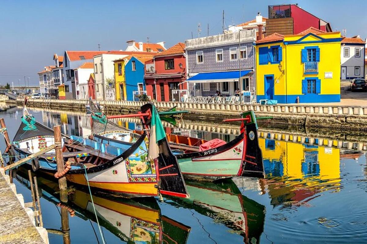 Un grupo de barcos en el agua con edificios.