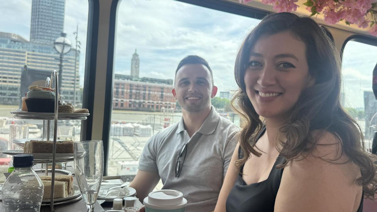 un home i una dona asseguts a una taula en un restaurant
