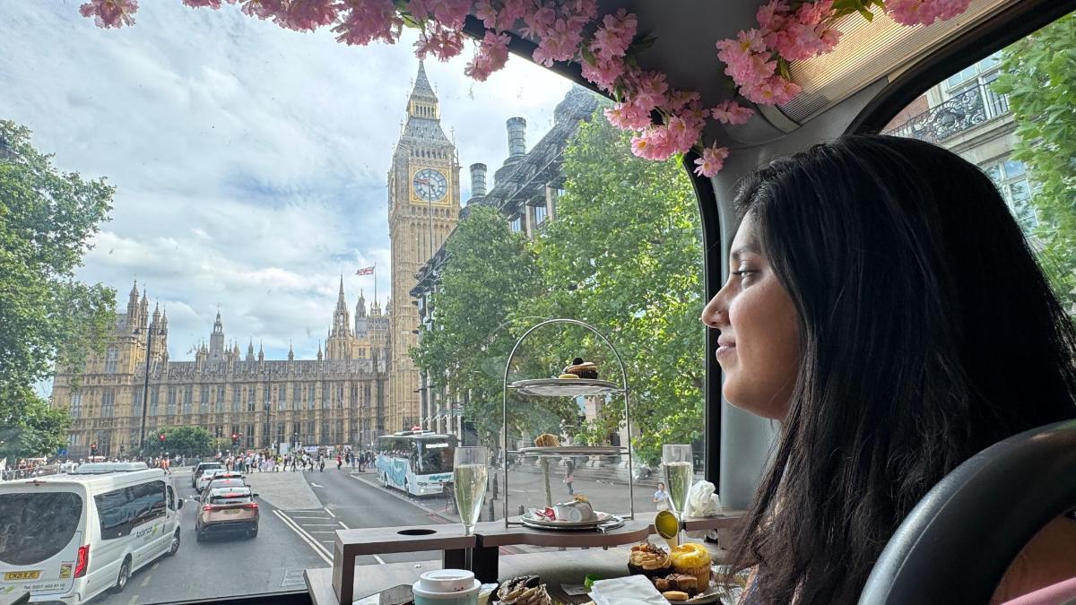 una dona asseguda en un autobús mirant per la finestra el Big Ben