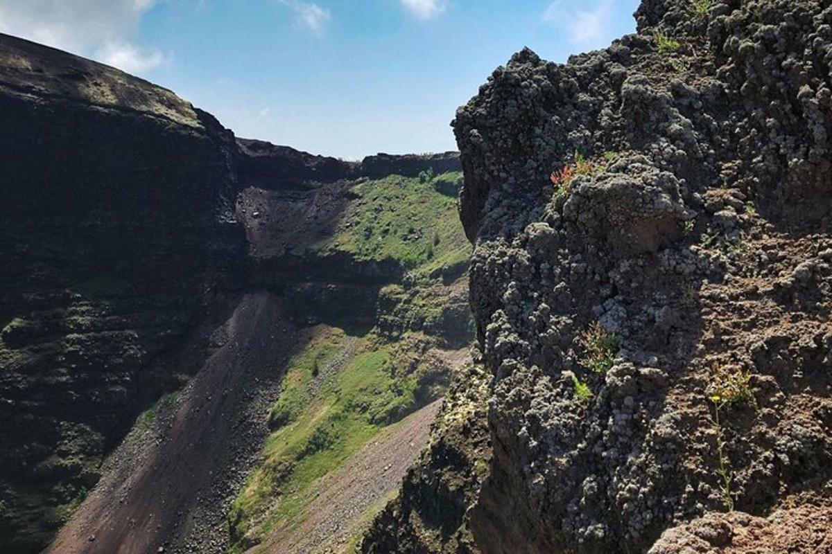 Loftmynd af gljúfri með ómalbikuðum vegi