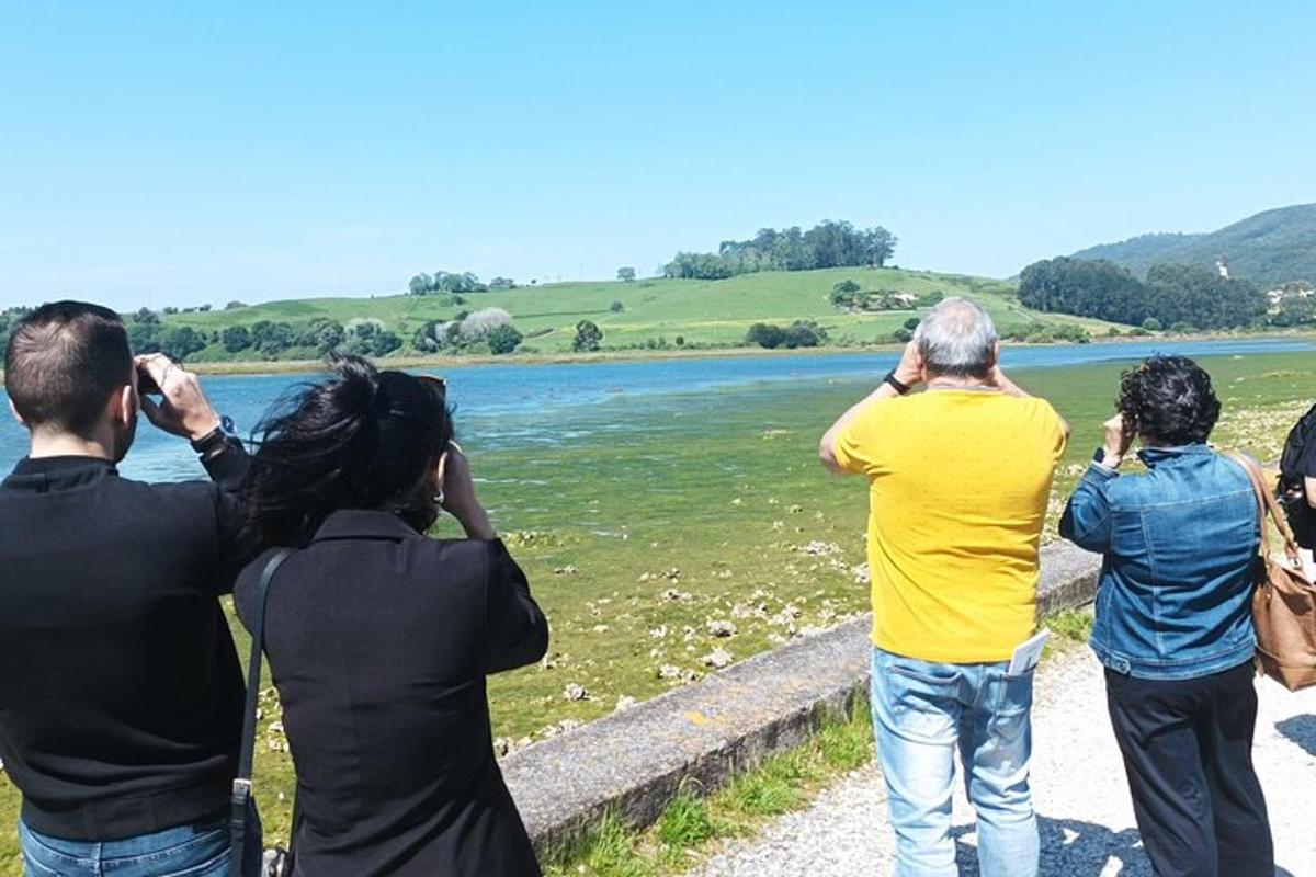 sekumpulan orang mengambil gambar sungai
