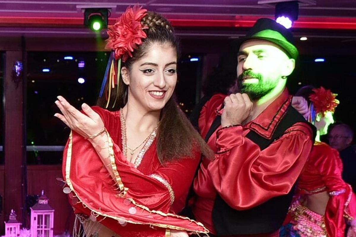 žena a muž oblečeni v kostýmech na večírku