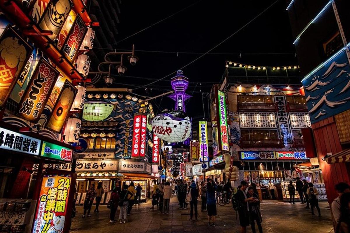 夜晚霓虹闪烁的繁忙城市街道