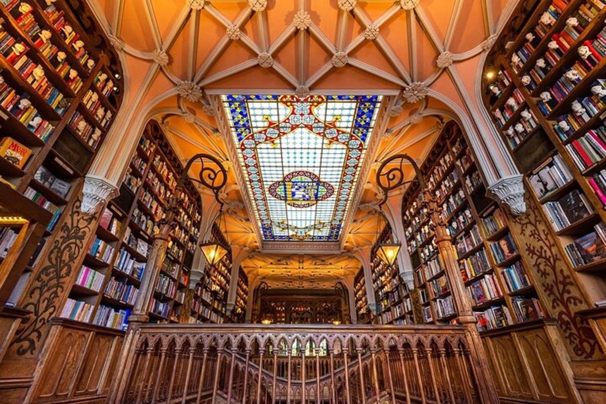 uma biblioteca com prateleiras de livros e um vitral